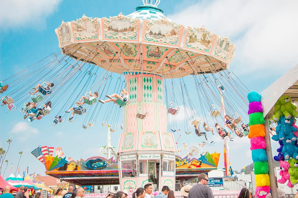 Manège chaises volantes dans une fête foraine