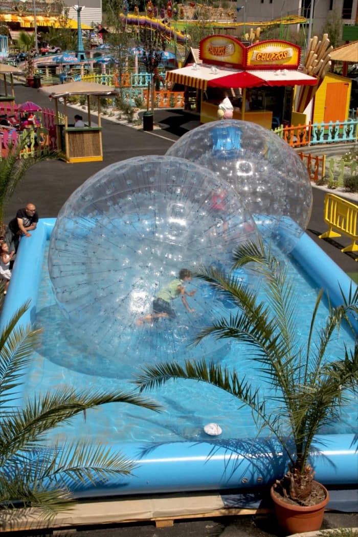 Nouvelle attraction : La piscine à boules !