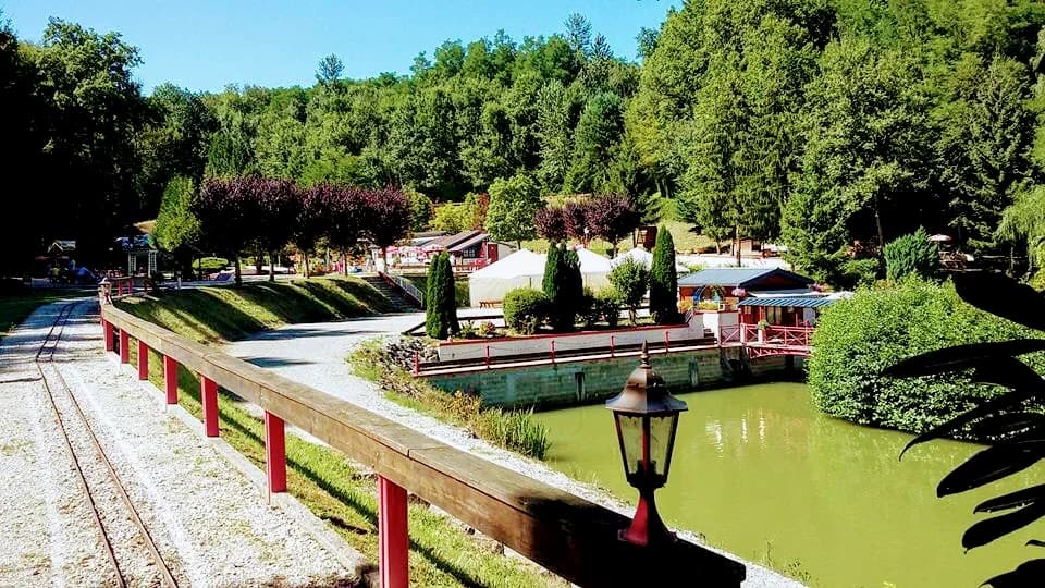 PARC DE LOISIRS DE CHARMEVAL