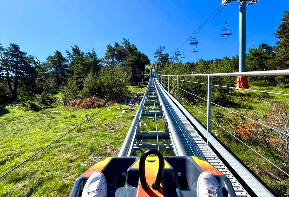 Des pointes à 40 km/h à 1 400 m d'altitude : cette luge d'été près de Cannes vaut le détour
