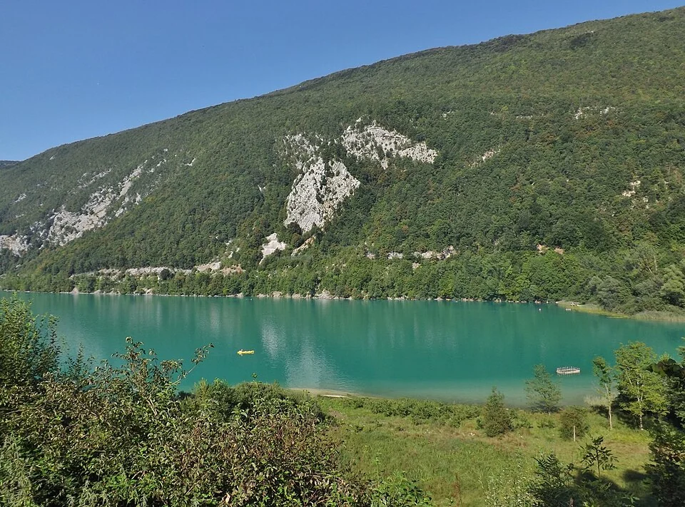Lac_d'Aiguebelette,_anse_de_la_Combe_et_Épine