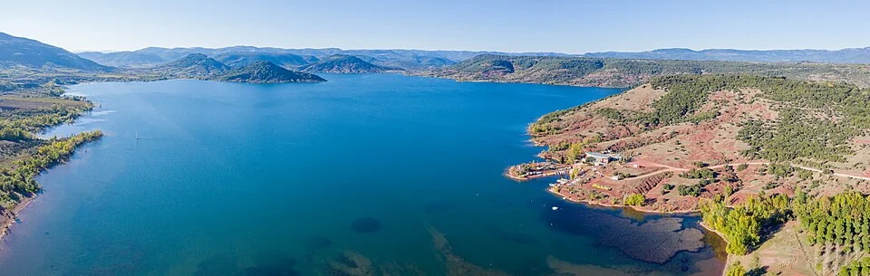 Lac_du_Salagou_-_aerial_view_-_panorama-646
