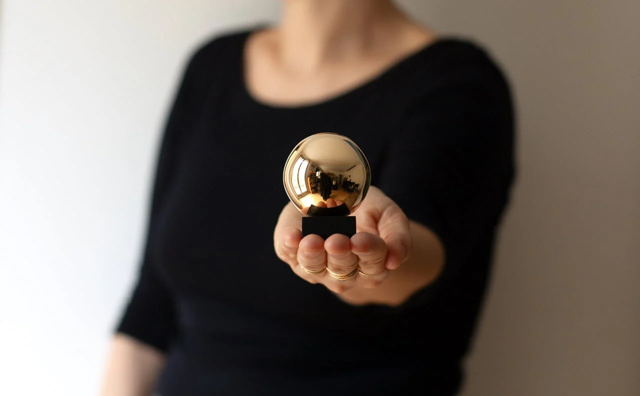 le-tresor-une-sphere-en-or-massif-remplie-de-plusieurs-carats-de-diamants-et-delicatement-fixee-sur-un-socle-d-ebene-photo-editions-du-tresor-1781257863